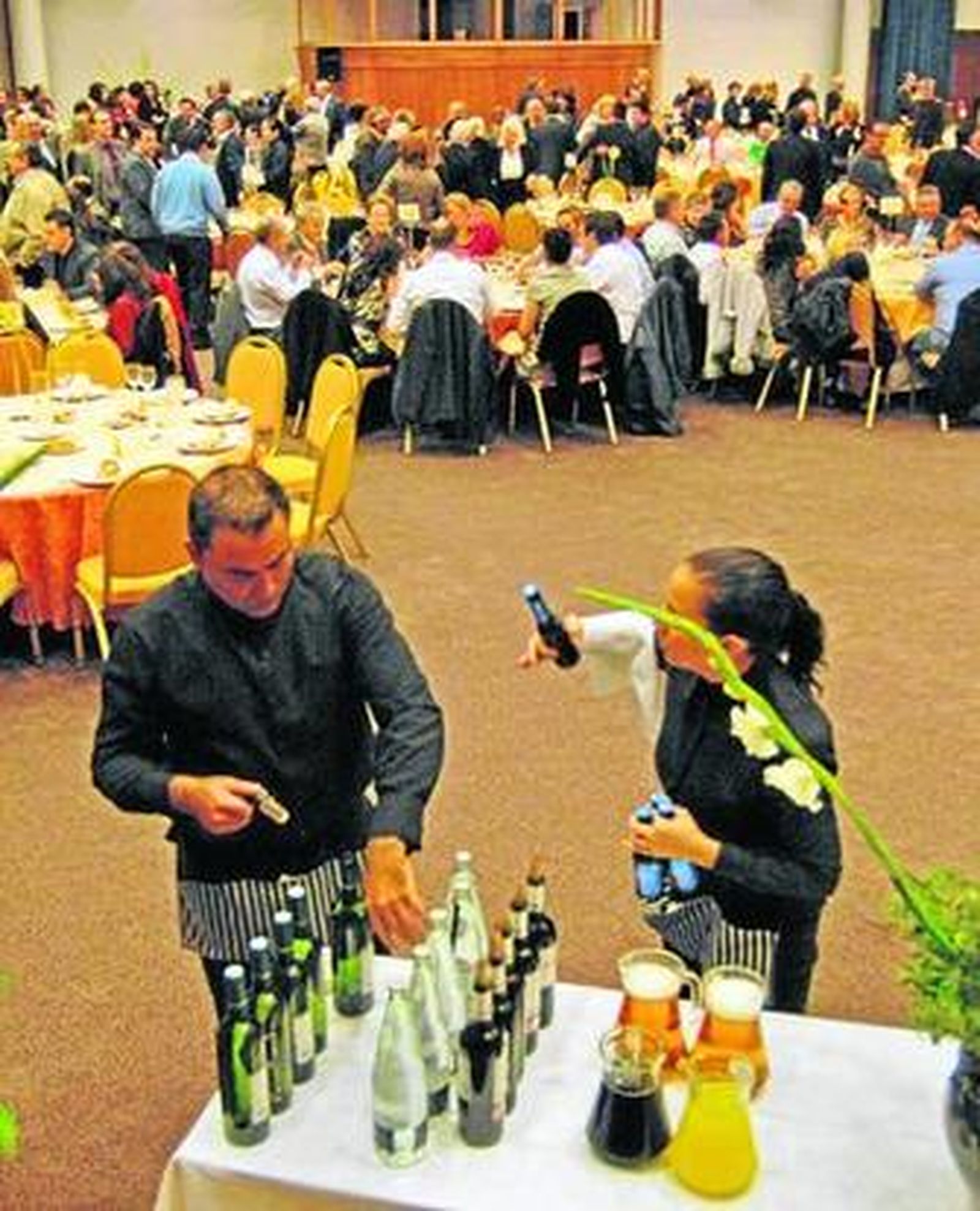 Dos camareros trabajando durante la celebración de una comida en un local de la ciudad .