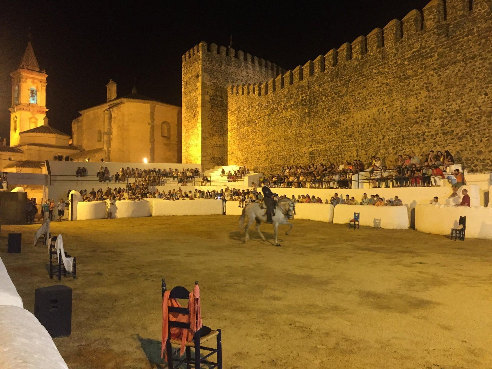 La plaza de toros más curiosa de España se encuentra junto al bello castillo de este pueblo de Huelva