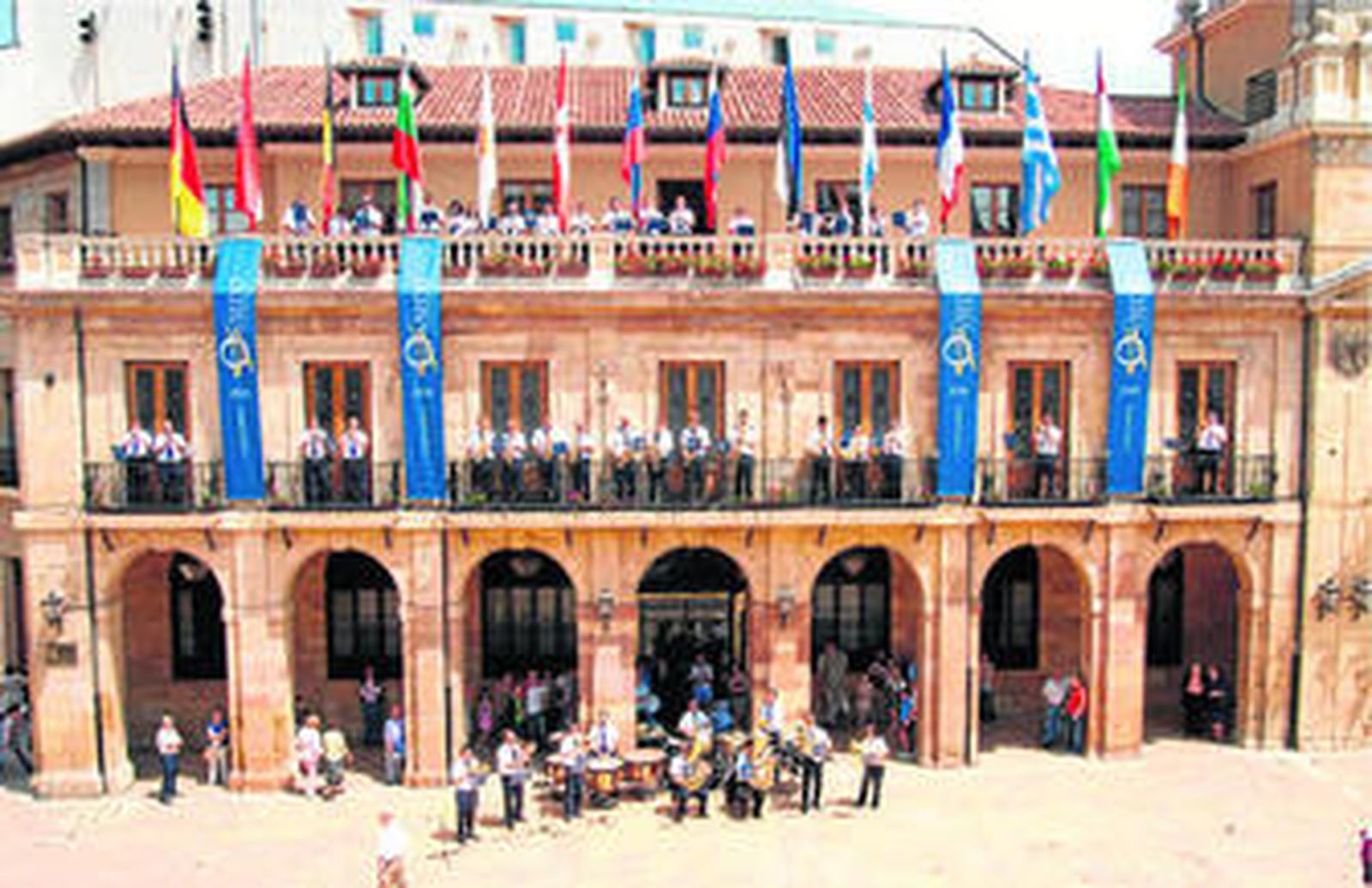 Un concierto de apoyo a la Capitalidad junto al Ayuntamiento de Oviedo.