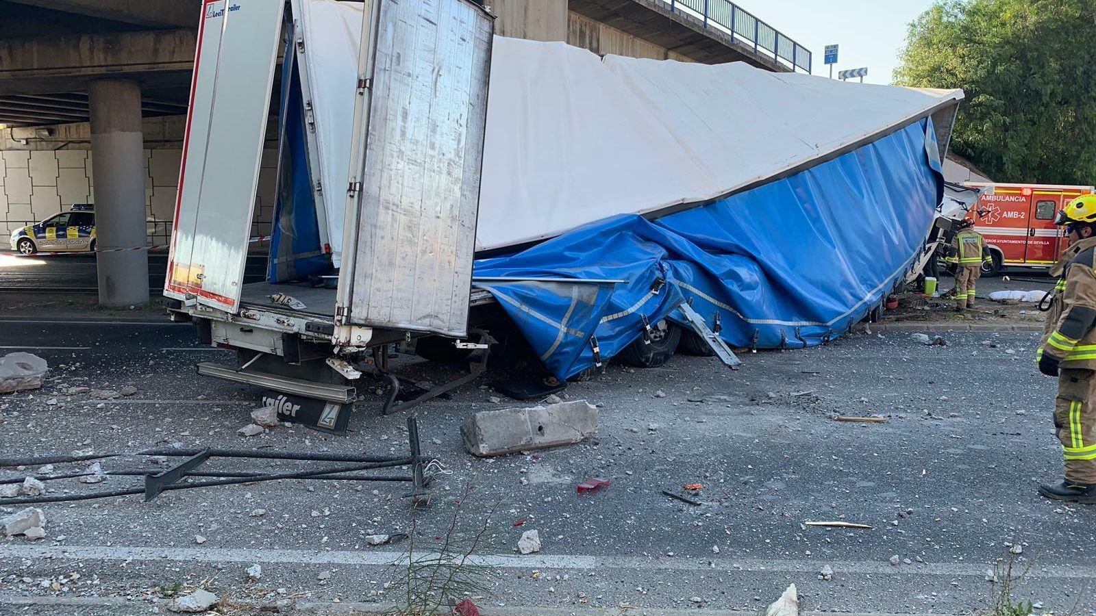 El camión, atravesado en la avenida de Montes Sierra.