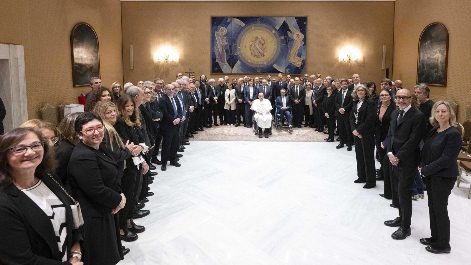 El papa Francisco, con el personal que lo trató en el hospital Gemelli.