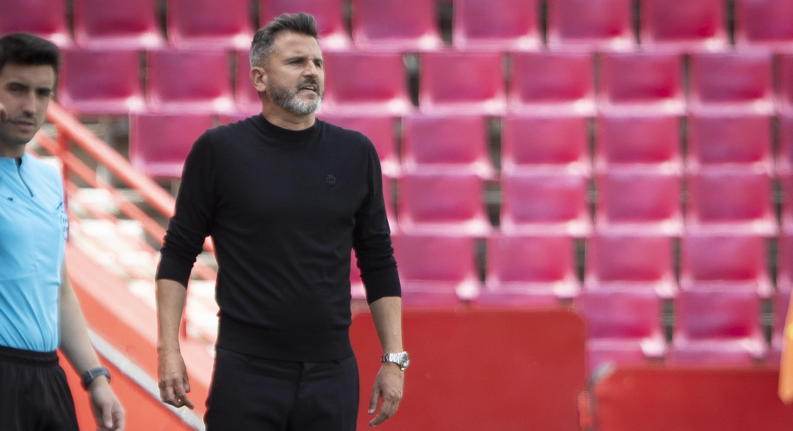 Iván Ania da órdenes durante el partido en Los Cármenes.