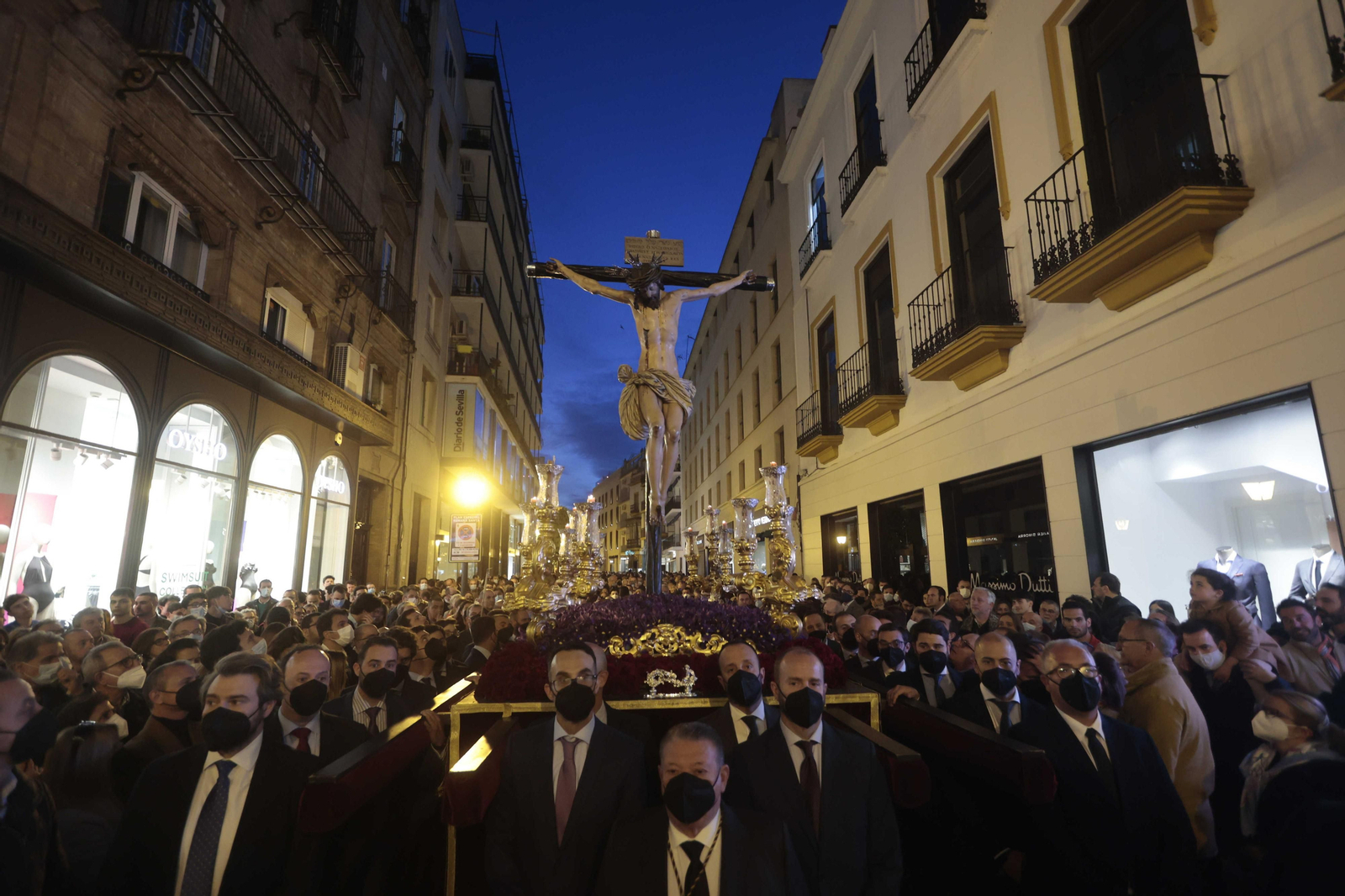 El Cristo de los Desamparados en la calle Rioja, con las últimas luces del día.