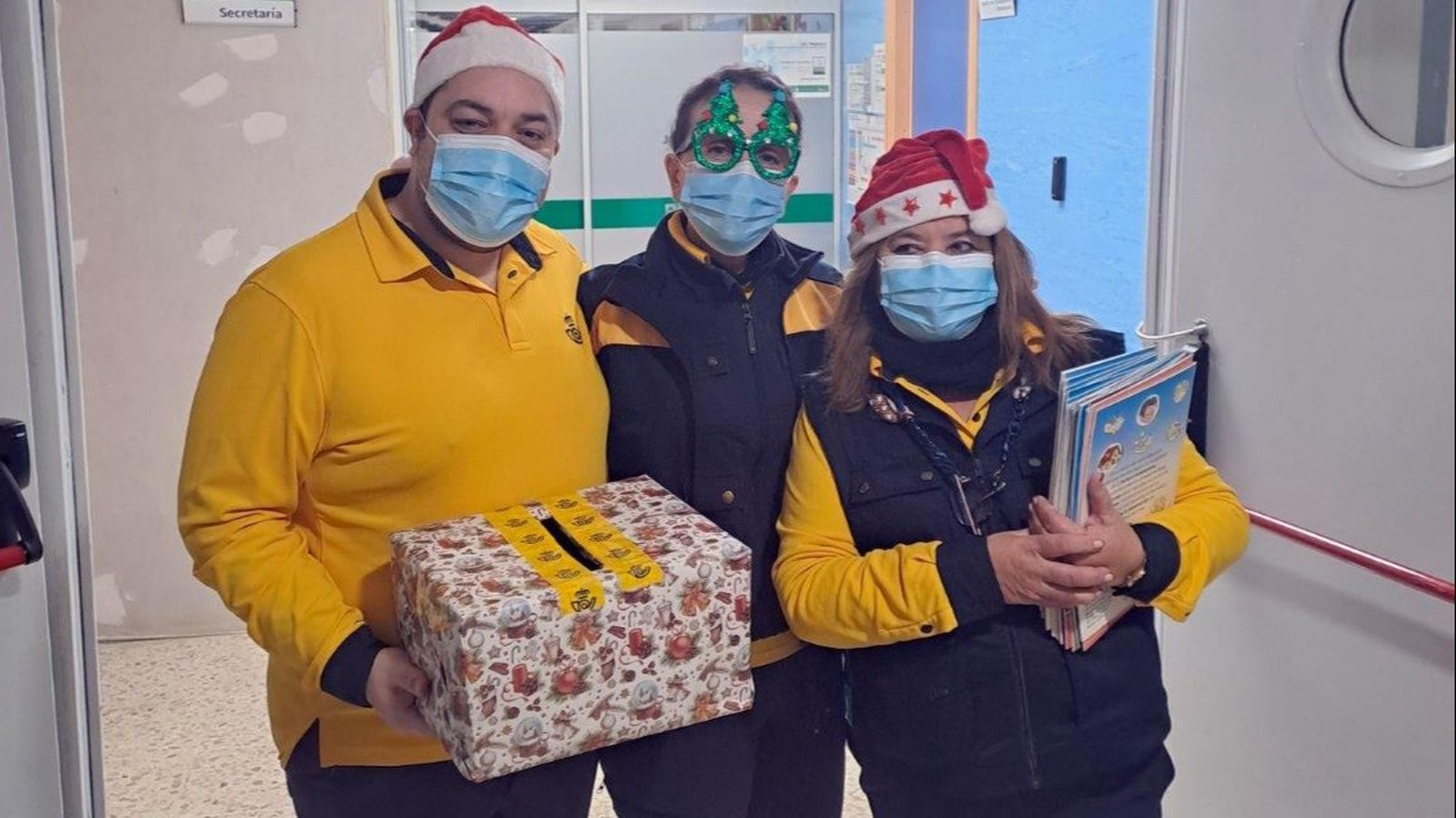 Correos lleva la magia de la Navidad al Hospital Punta de Europa de Algeciras recogiendo las cartas para los Reyes Magos.