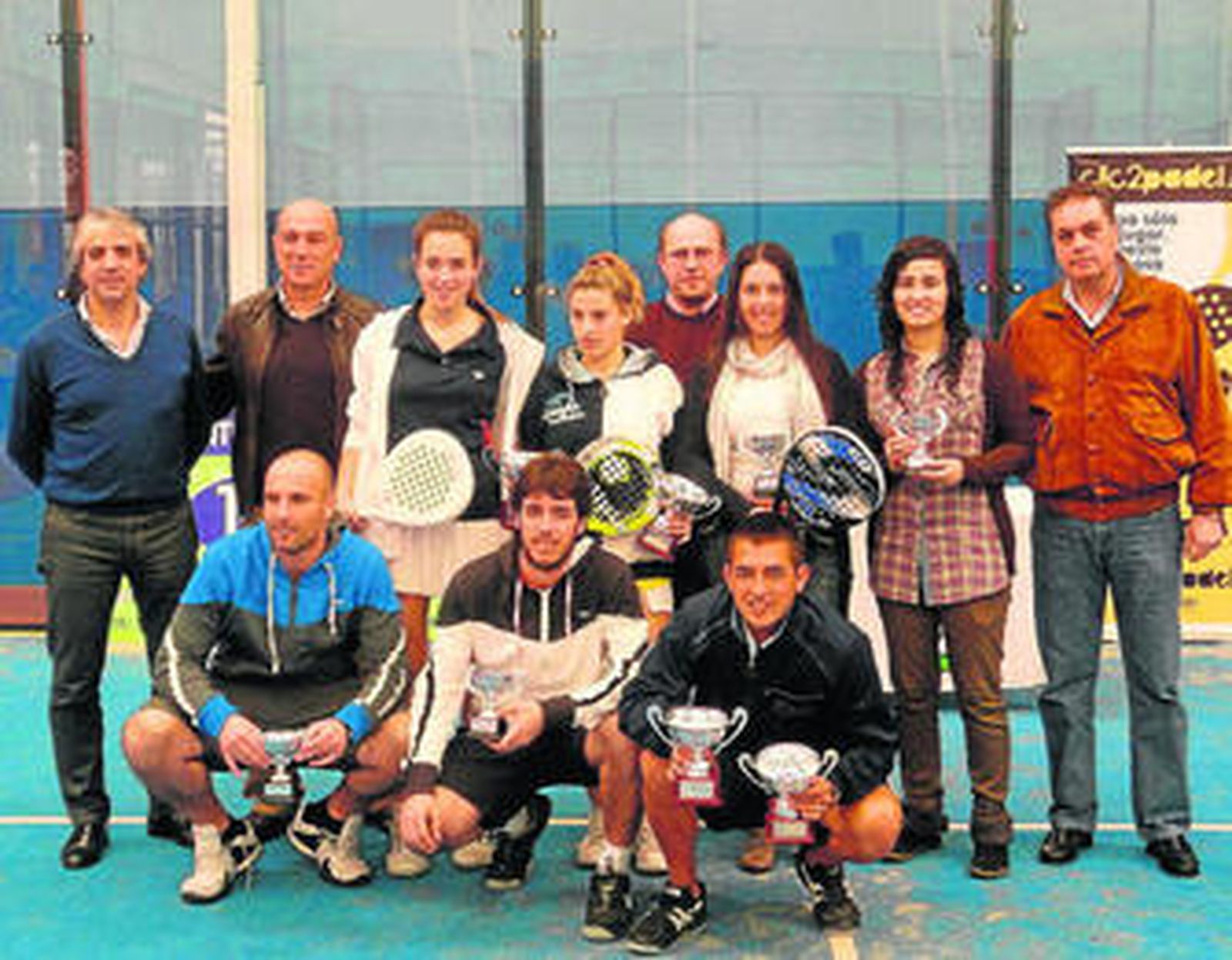 Los finalistas posan junto al patrocinador, Eugenio Perulero, Antonio Valiente y el delegado, Alberto García.