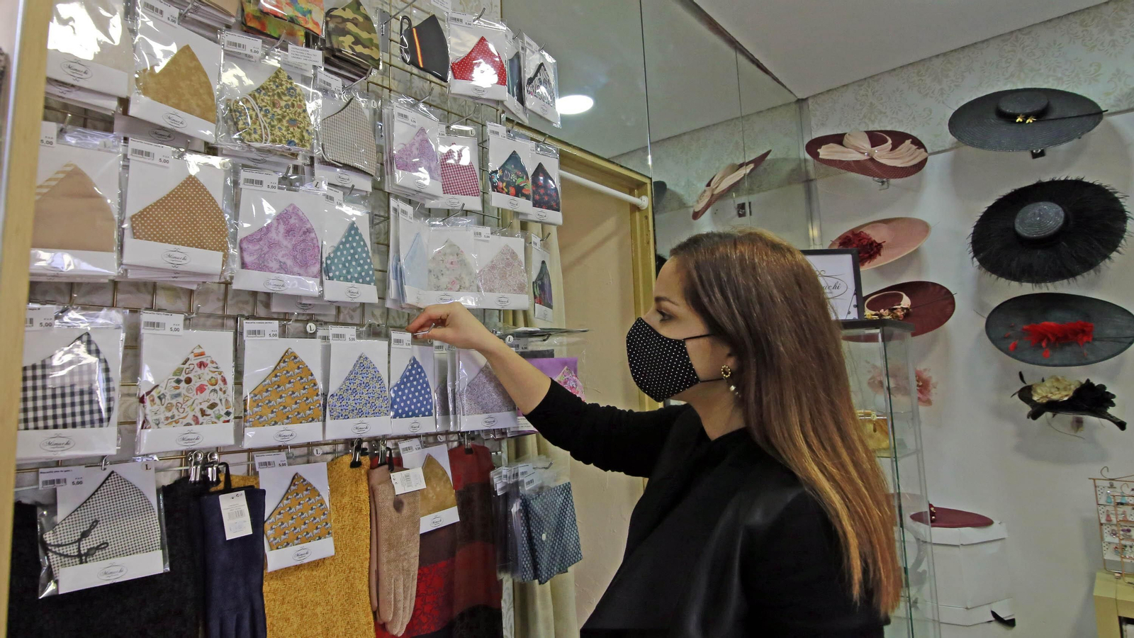 Rocío Íñigo junto a las mascarillas que ella misma diseña y confecciona.