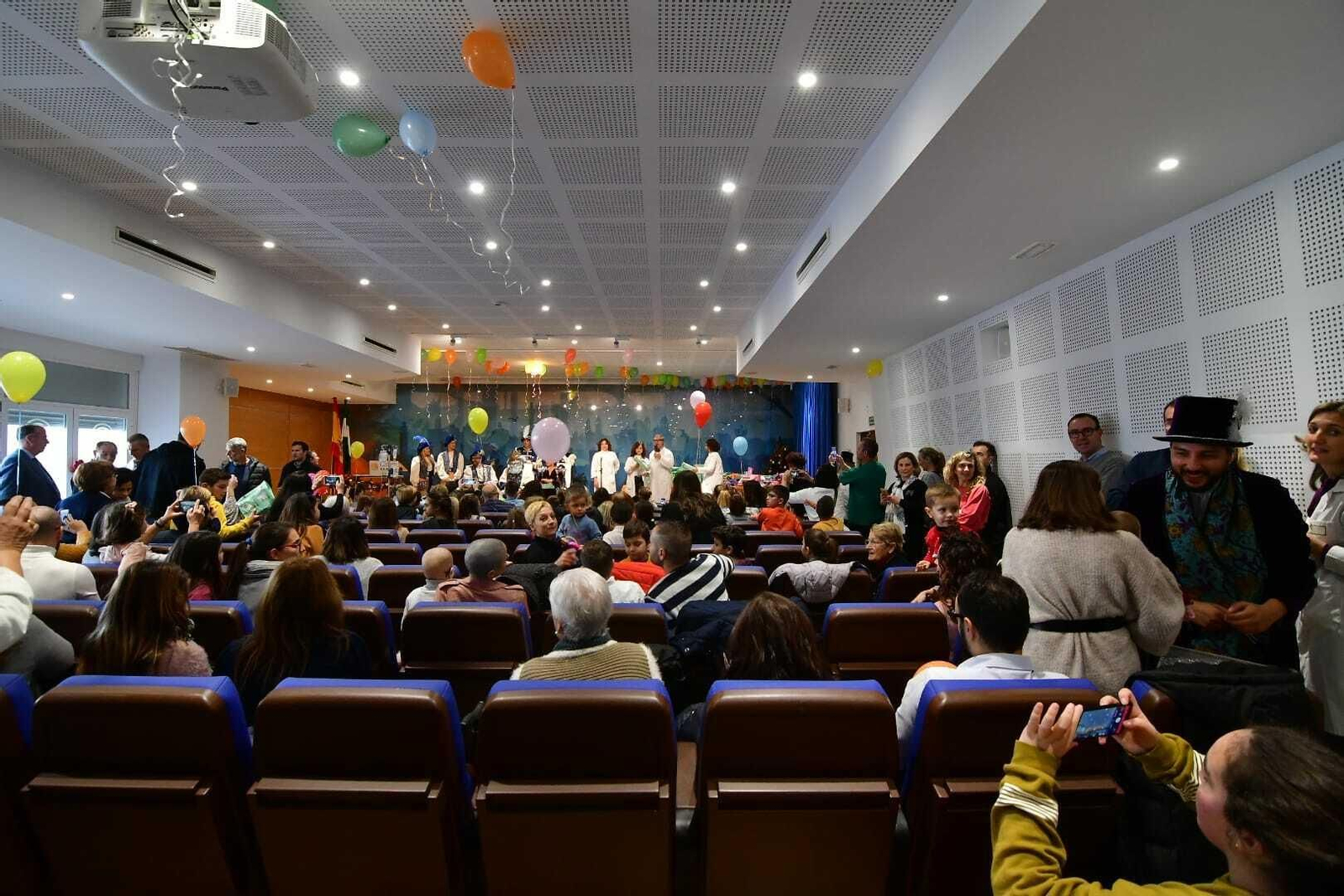 Los Reyes Magos de Cádiz visitan el hospital Puerta del Mar
