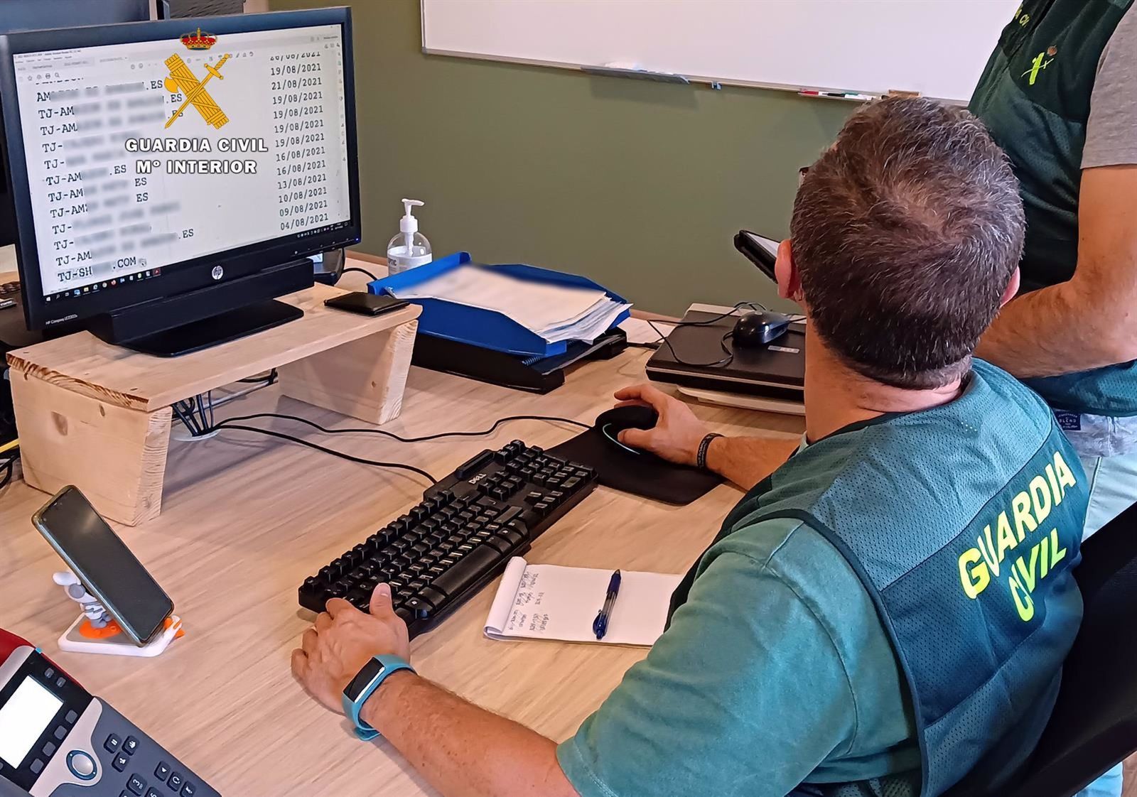 Agente de la Guardia Civil frente a un ordenador.