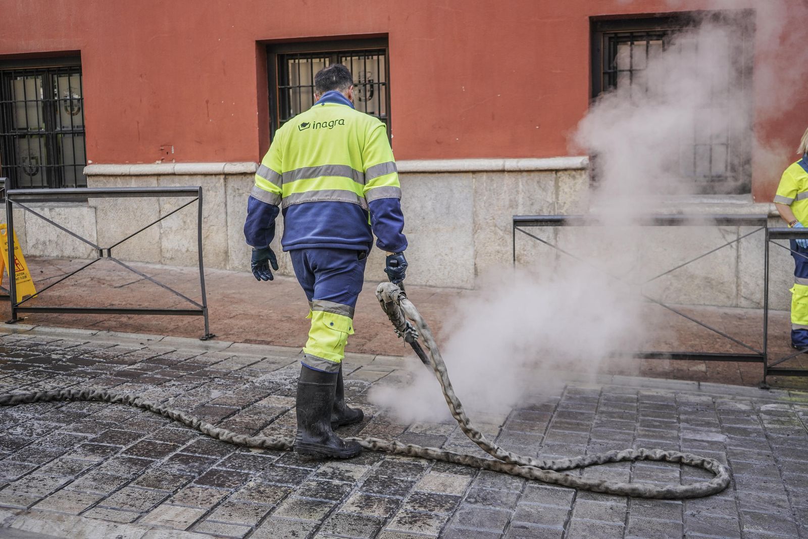 Un operario de Inagra limpia una parte de San Matías.