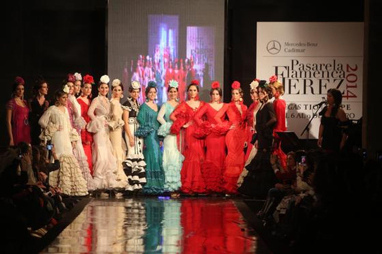 La colección 'Volantes de plata' puso el broche de oro a la pasarela con un homenaje a los 25 años de la firma.

Foto: Juan Carlos Corchado