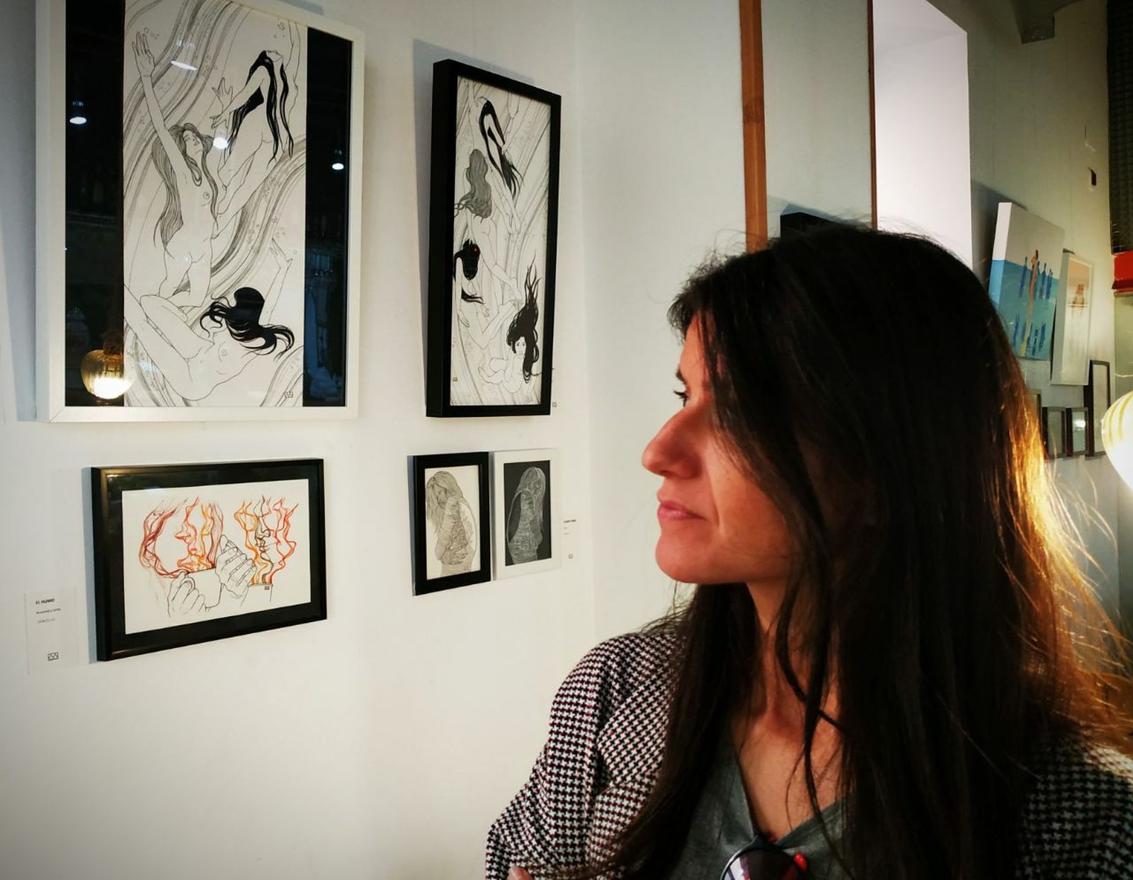 La artista gaditana Puralínea frente a sus trabajos en La Candela.