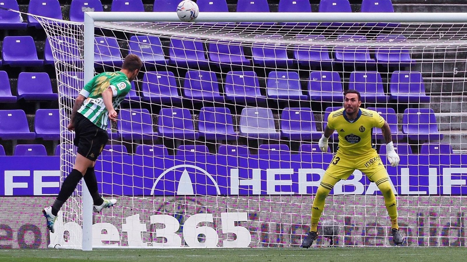 Loren remata para fallar la última ocasión del Betis.