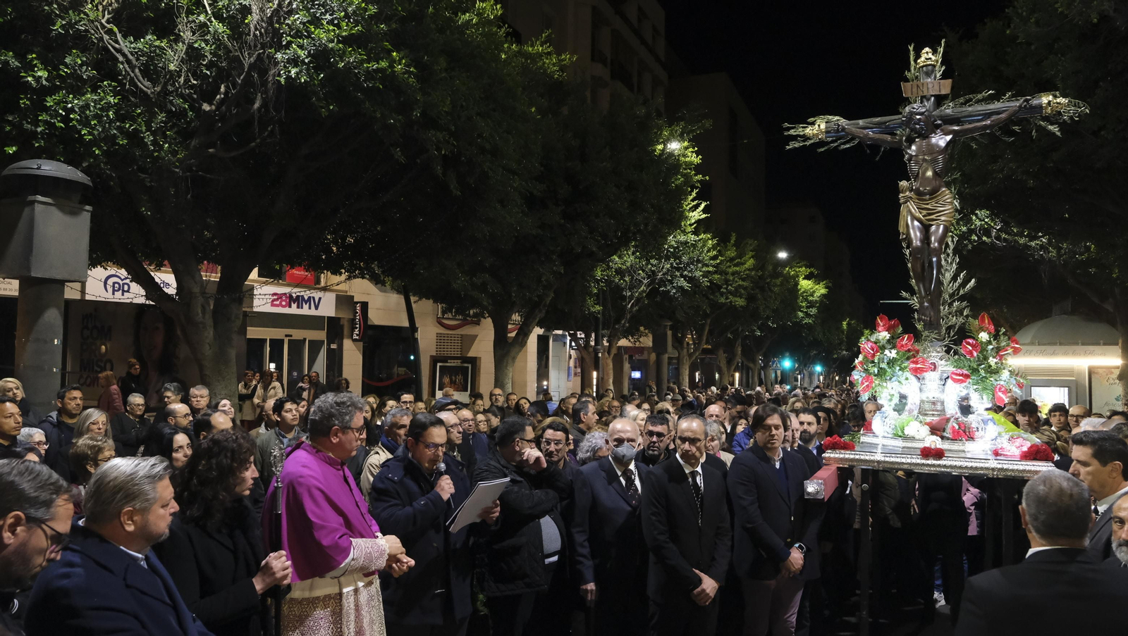Procesión del Vía Crucis-Cristo de la Escucha en Almería, en imágenes