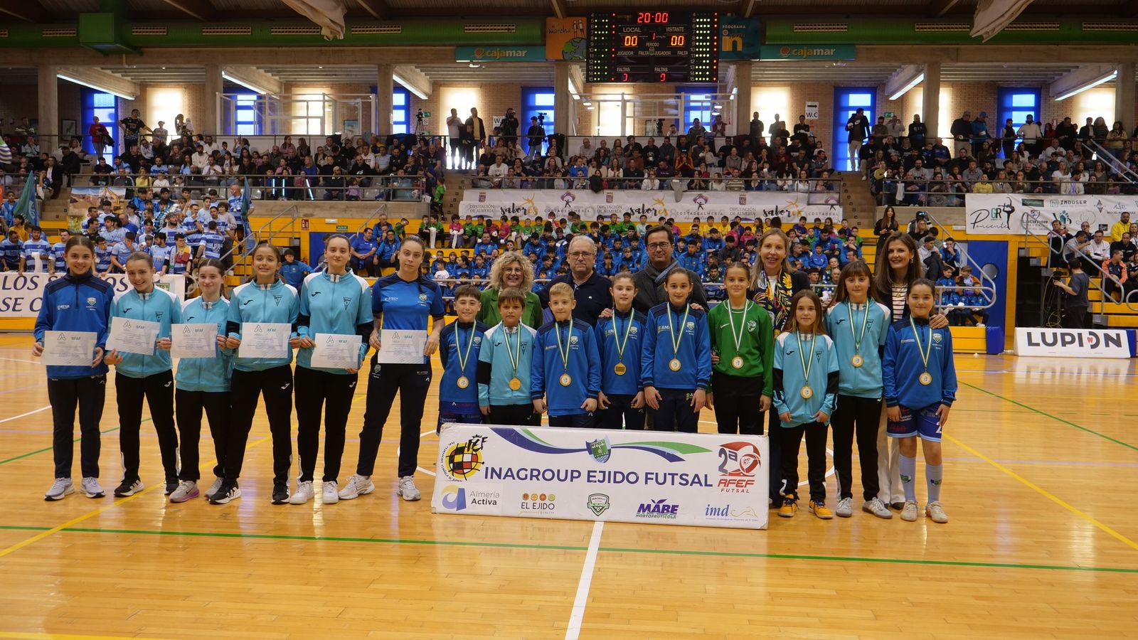 Uno de los equipos del conjunto celeste posa en el centro de las pista durante el encuentro de los ejidenses.