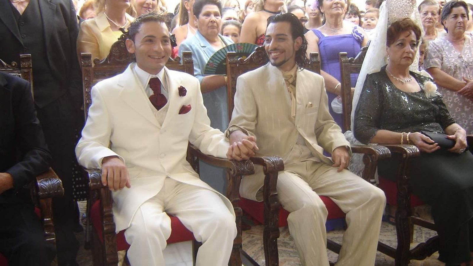 La pareja durante la ceremonia en Cartaya acompañados de sus familiares.