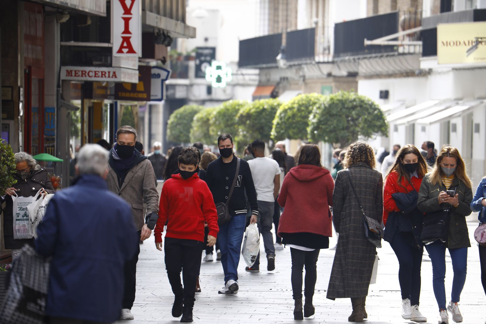 El buen tiempo llena las calles y terrazas en el primer día del Puente de Andalucía en Córdoba