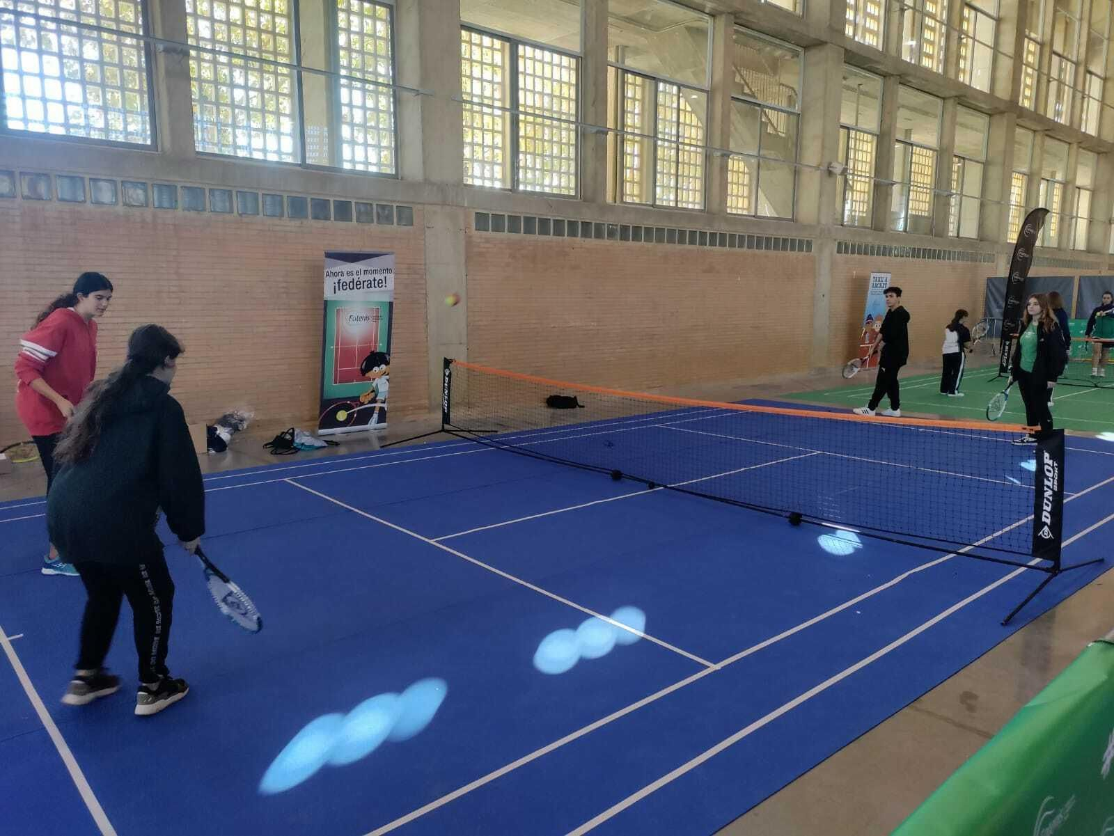 Unos jóvenes practicando deporte en una acción de este 2022.