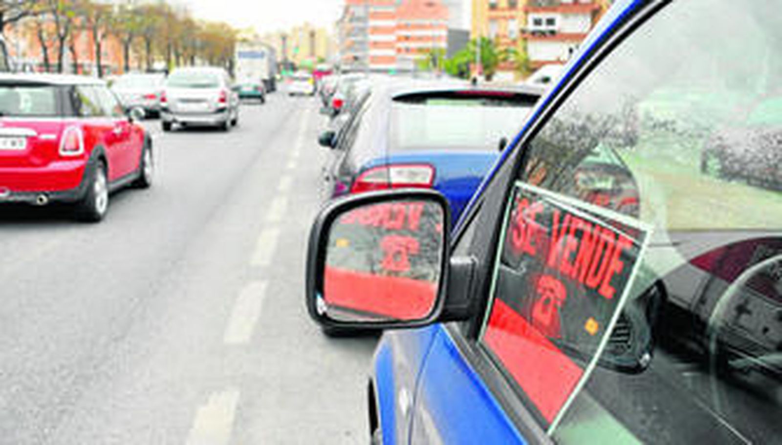 Un vehículo con un cartel de Se vende, aparcado en la avenida de las Juventudes Musicales, ayer por la tarde.