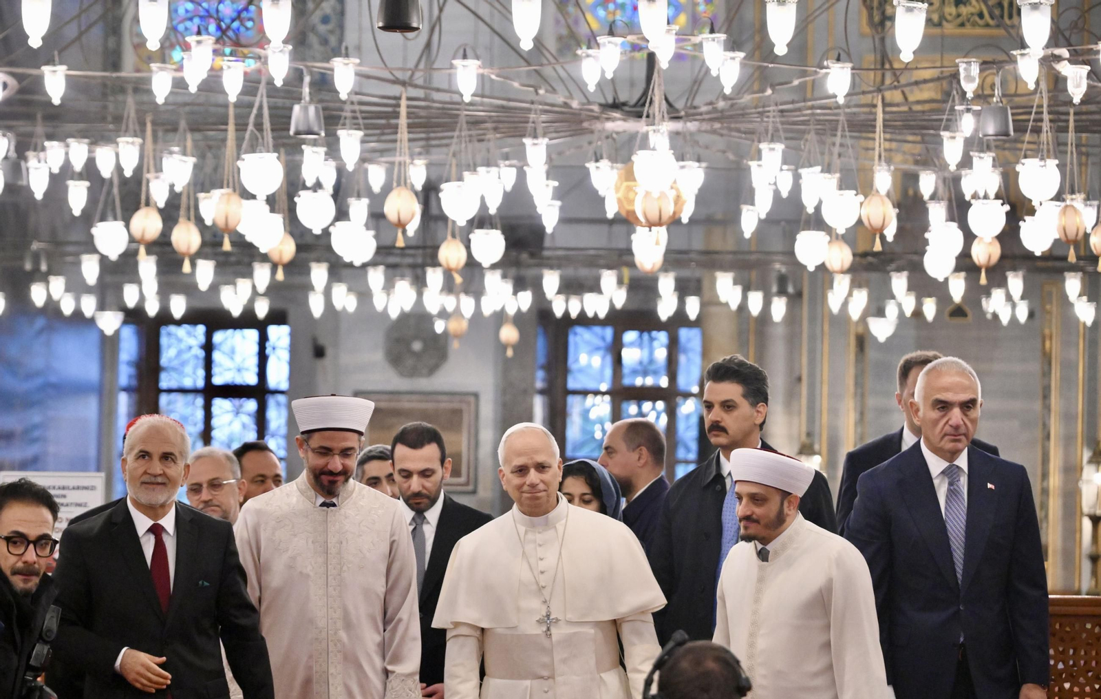 León XIV, durante su visita a la Mezquita Azul de Estambul. León XIV, durante su visita a la Mezquita Azul de Estambul.
