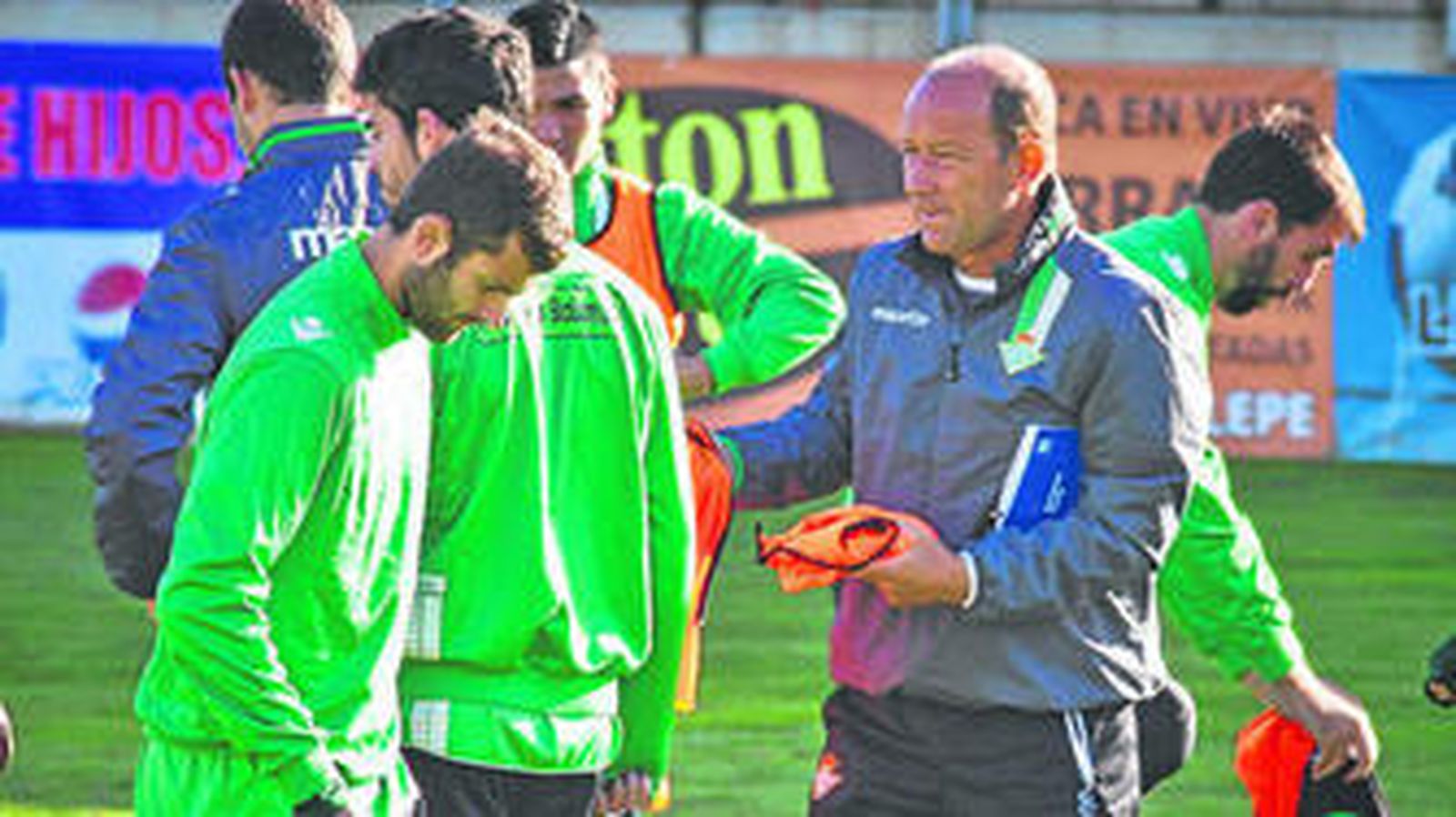 Calderón reparte varios petos durante el entrenamiento de ayer del Betis en el estadio Ciudad de Lepe.