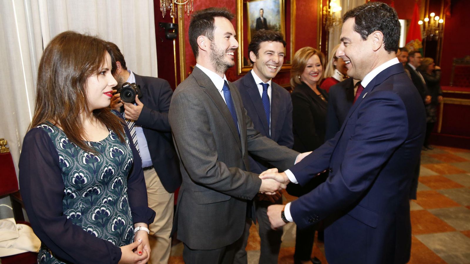 Juanma Moreno saluda a los nuevos concejales del PP, Jorge Saavedra y Juan Francisco Gutiérrez.