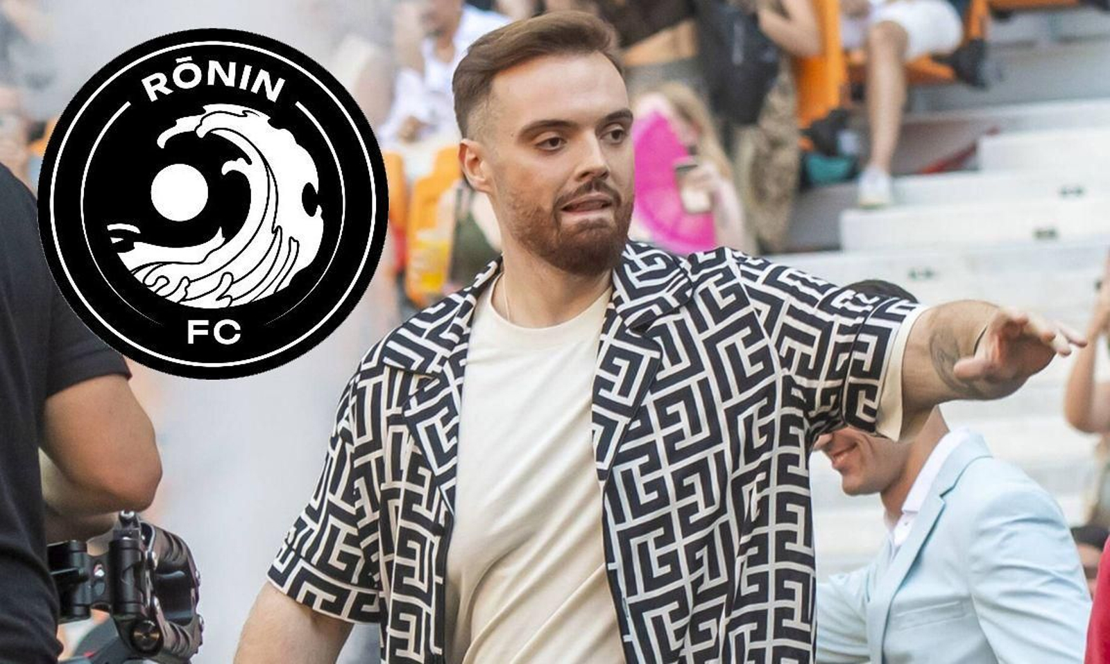 Ibai Llanos con el escudo de Ronin FC