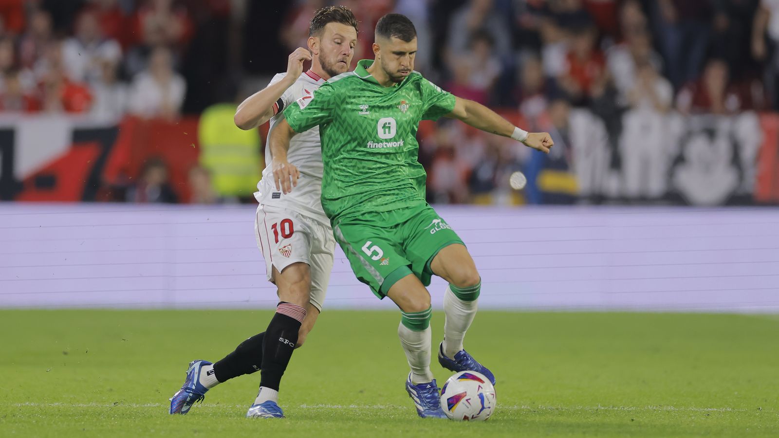 Guido protege el balón ante la presión de Rakitic en un lance del encuentro disputado en el Ramón Sánchez-Pizjuán.