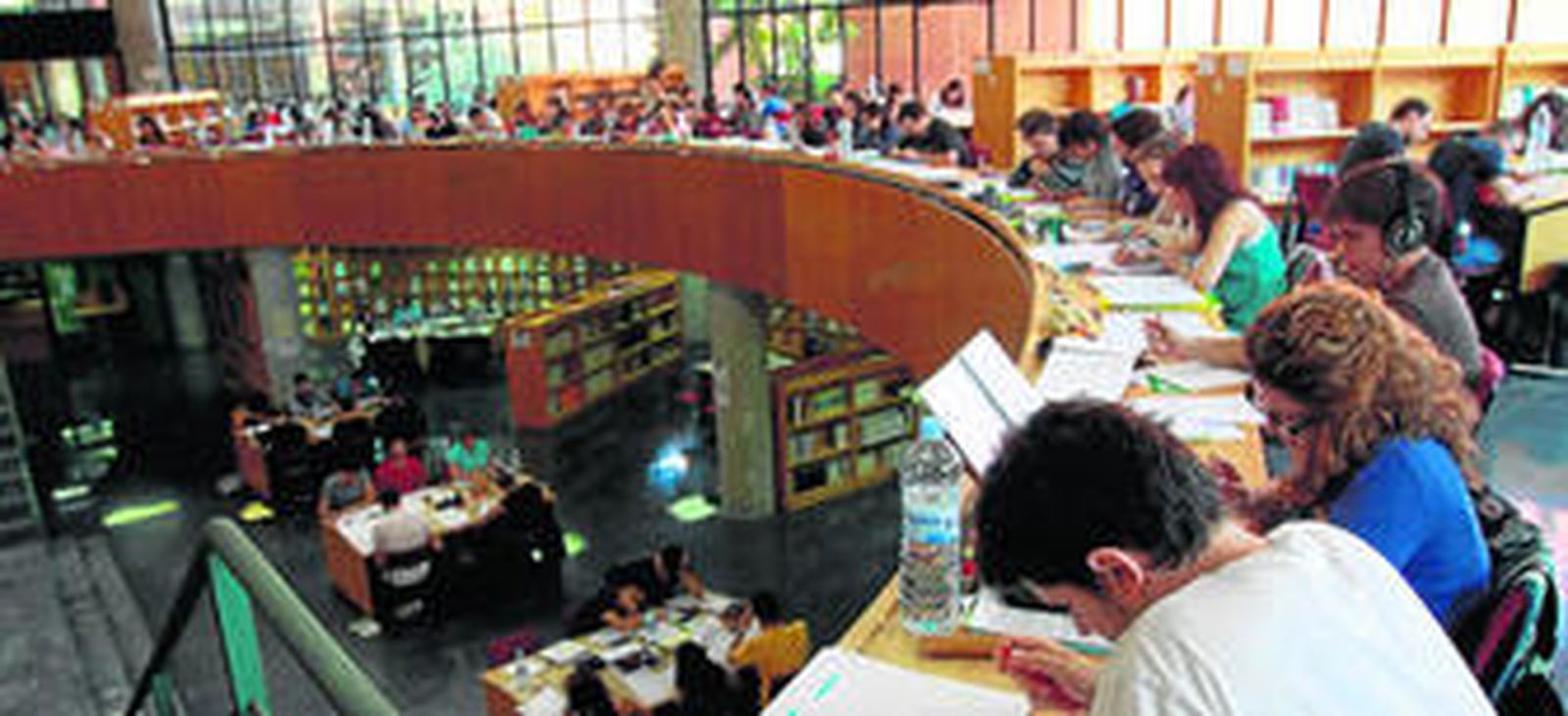 Estudiantes preparando el examen de selectividad para entrar en la universidad.