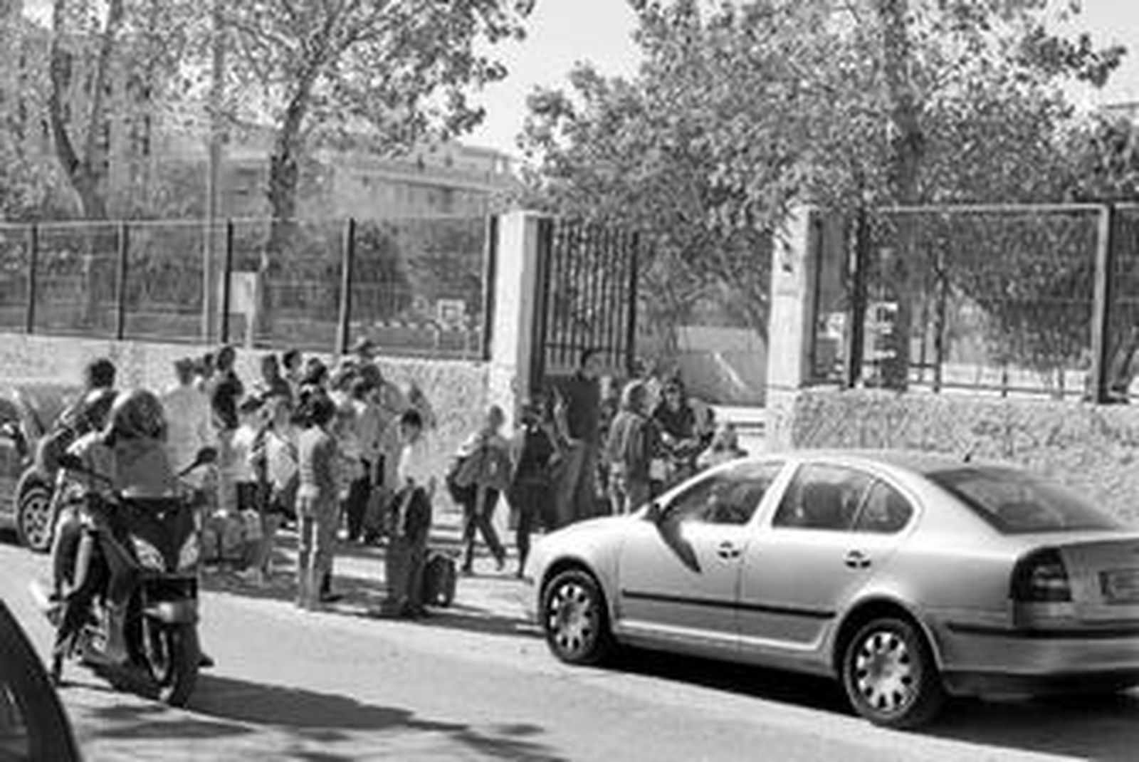 Alumnos y padres ayer a la salida del colegio Tartessos, en Carretera de Cádiz.
