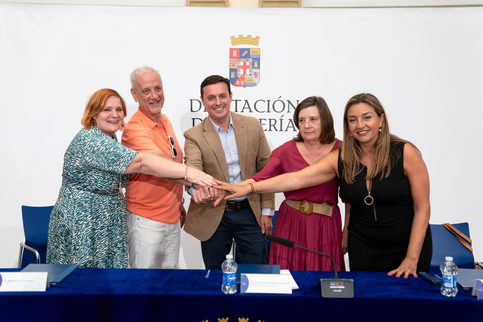 Firma entre Diputación y empleados públicos. Firma entre Diputación y empleados públicos.