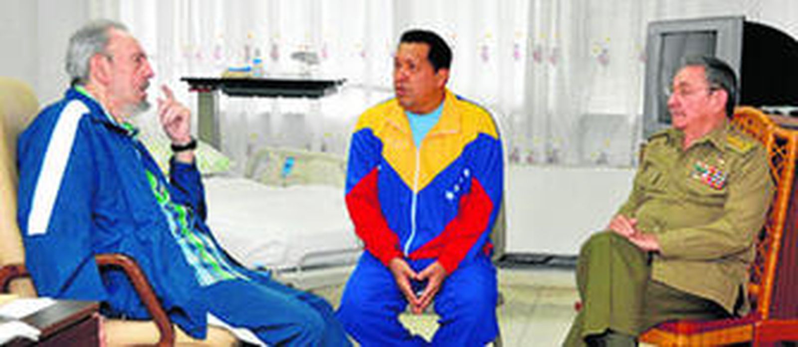 Chávez recibe la visita de los hermanos Castro, Fidel y Raúl, en el hospital de La Habana el pasado viernes.