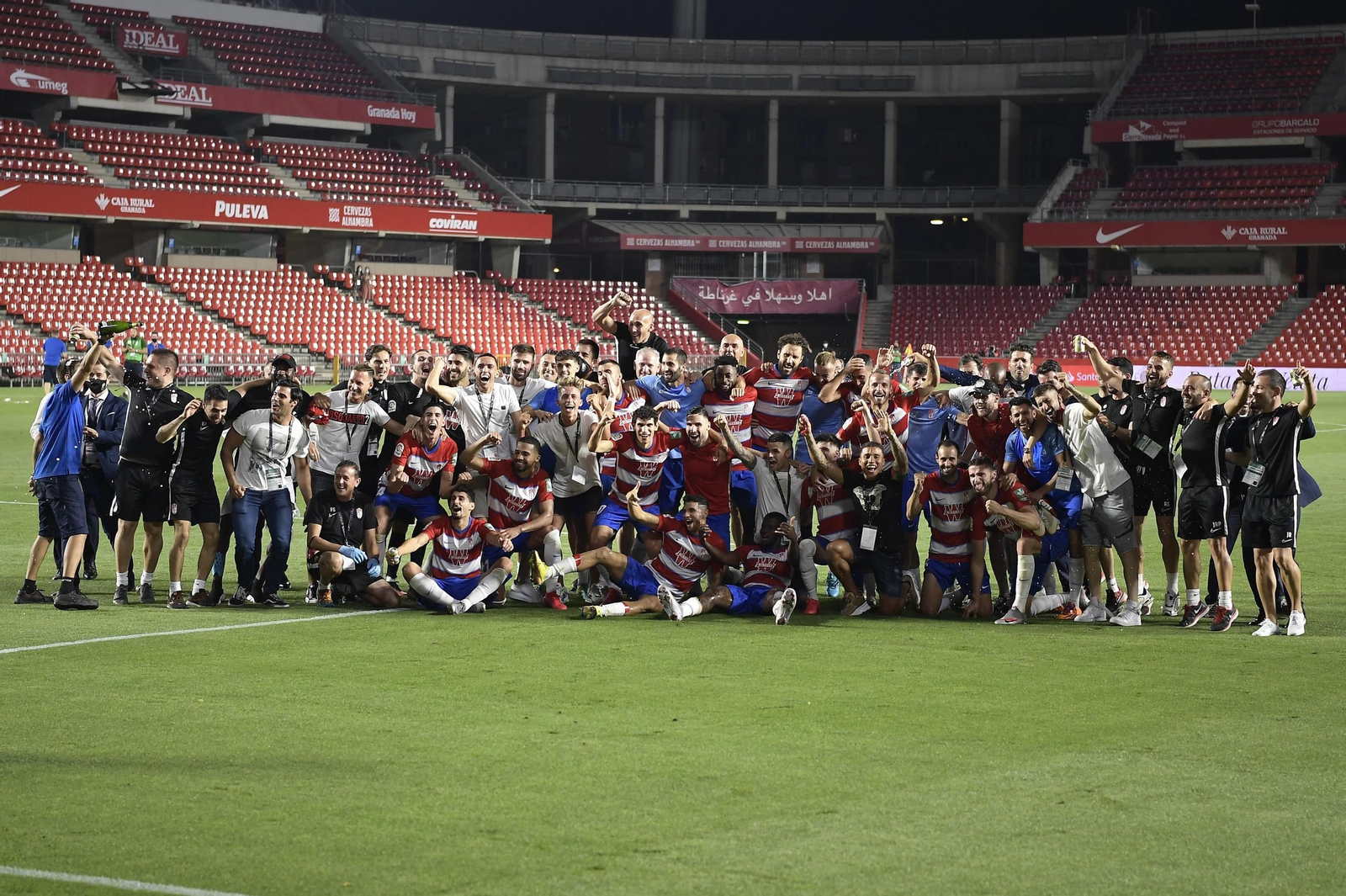 La plantilla rojiblanca celebró su clasificación para la Europa League en la soledad de Los Cármenes.