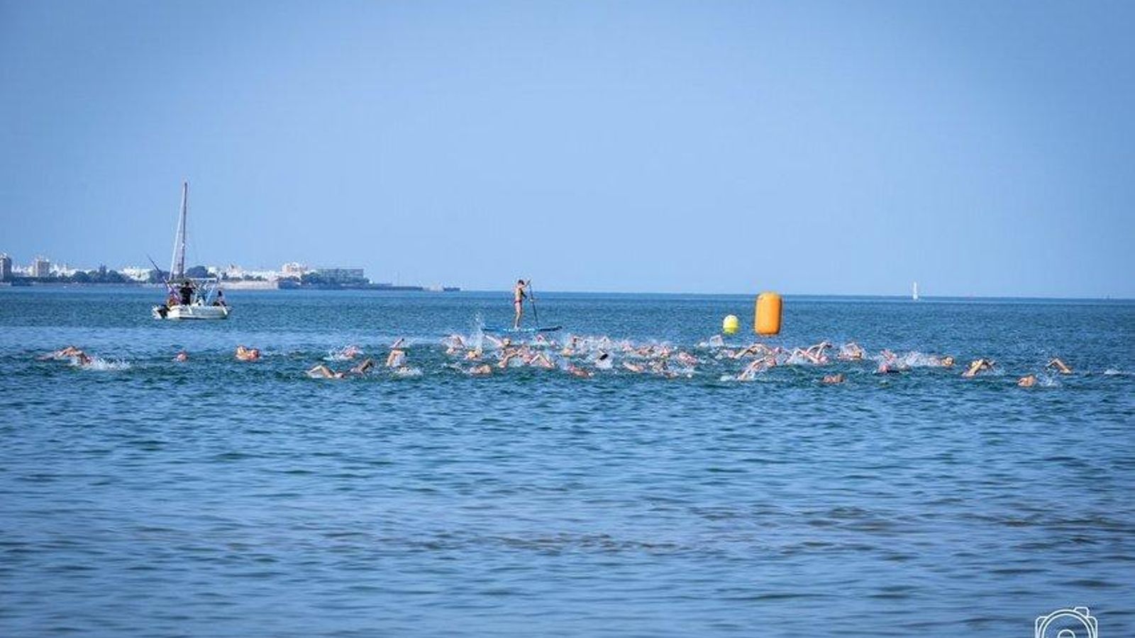 Los nadadores, en la Bahía, durante la prueba. Los nadadores, en la Bahía, durante la prueba.