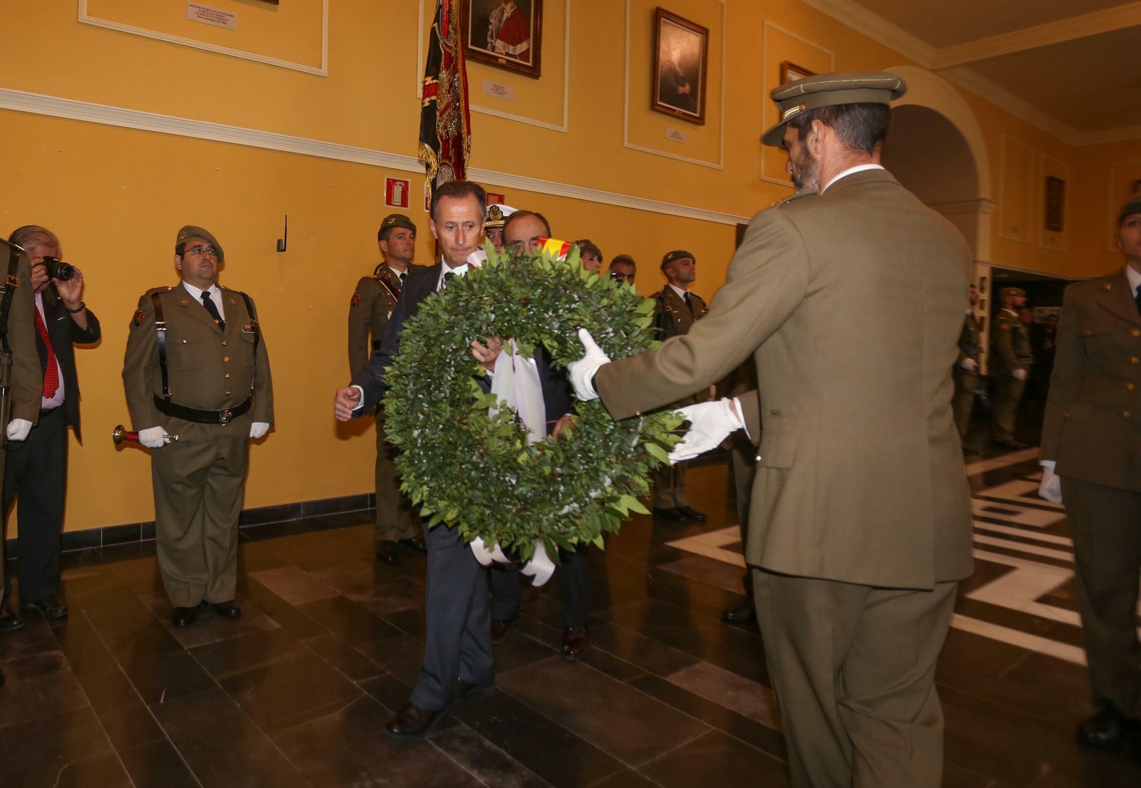 Un momento de la cita conmemorativa en la que se depositó una corona junto a un cuadro de Enrique de las Morenas.