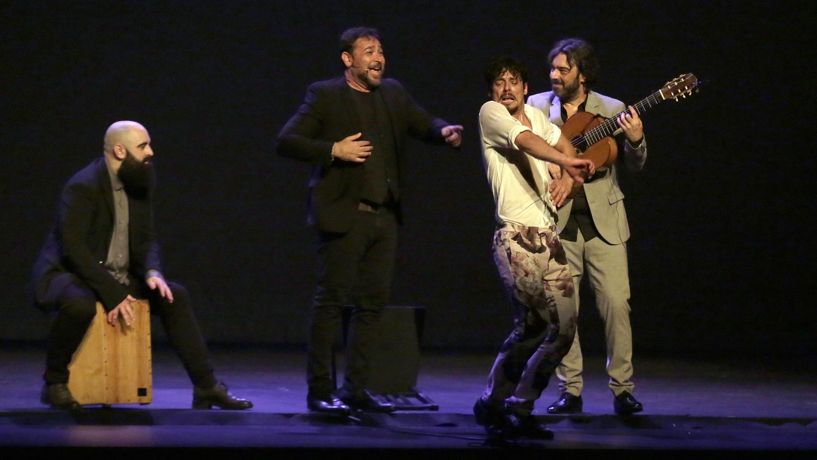 José Valencia, cantando a Jesús Carmona en 'El Salto'.