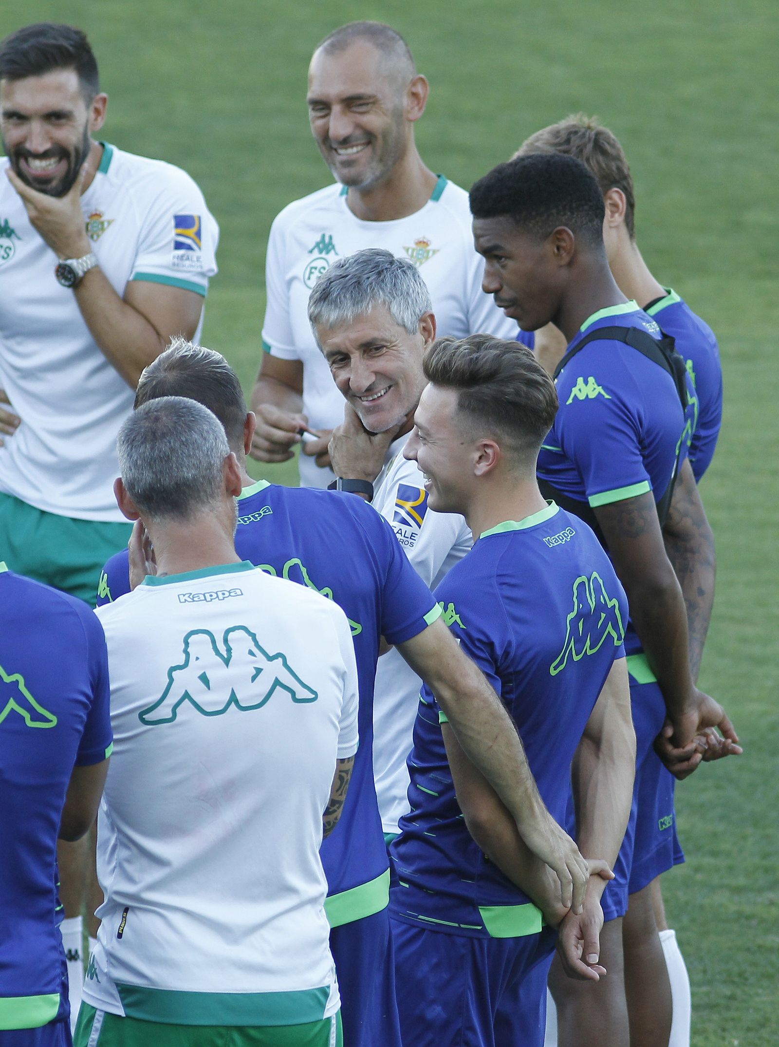 Joaquín y Setién bromean con Francis en el entrenamiento de ayer.