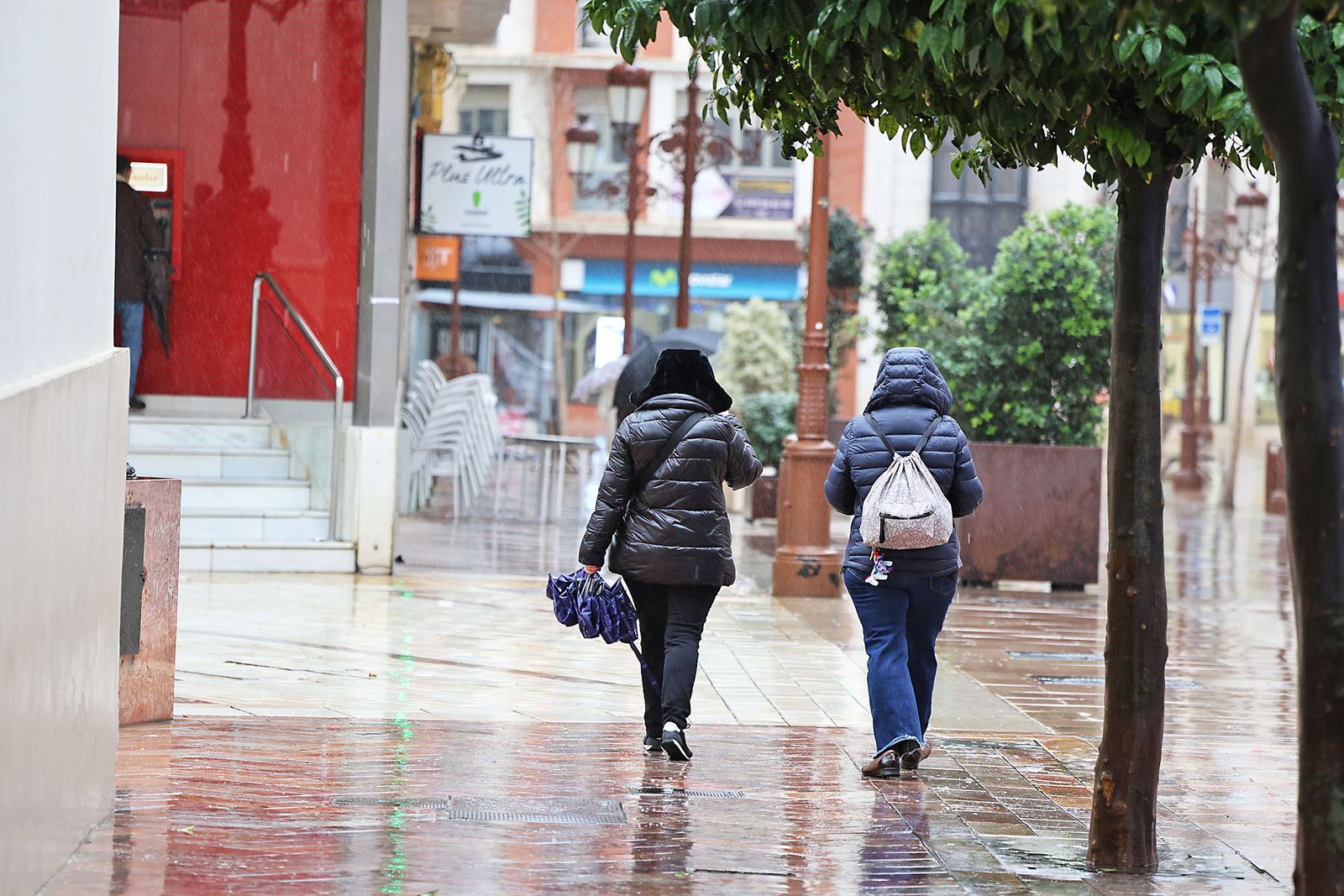Intensas lluvias y calles desiertas en Huelva por la borrasca Marta