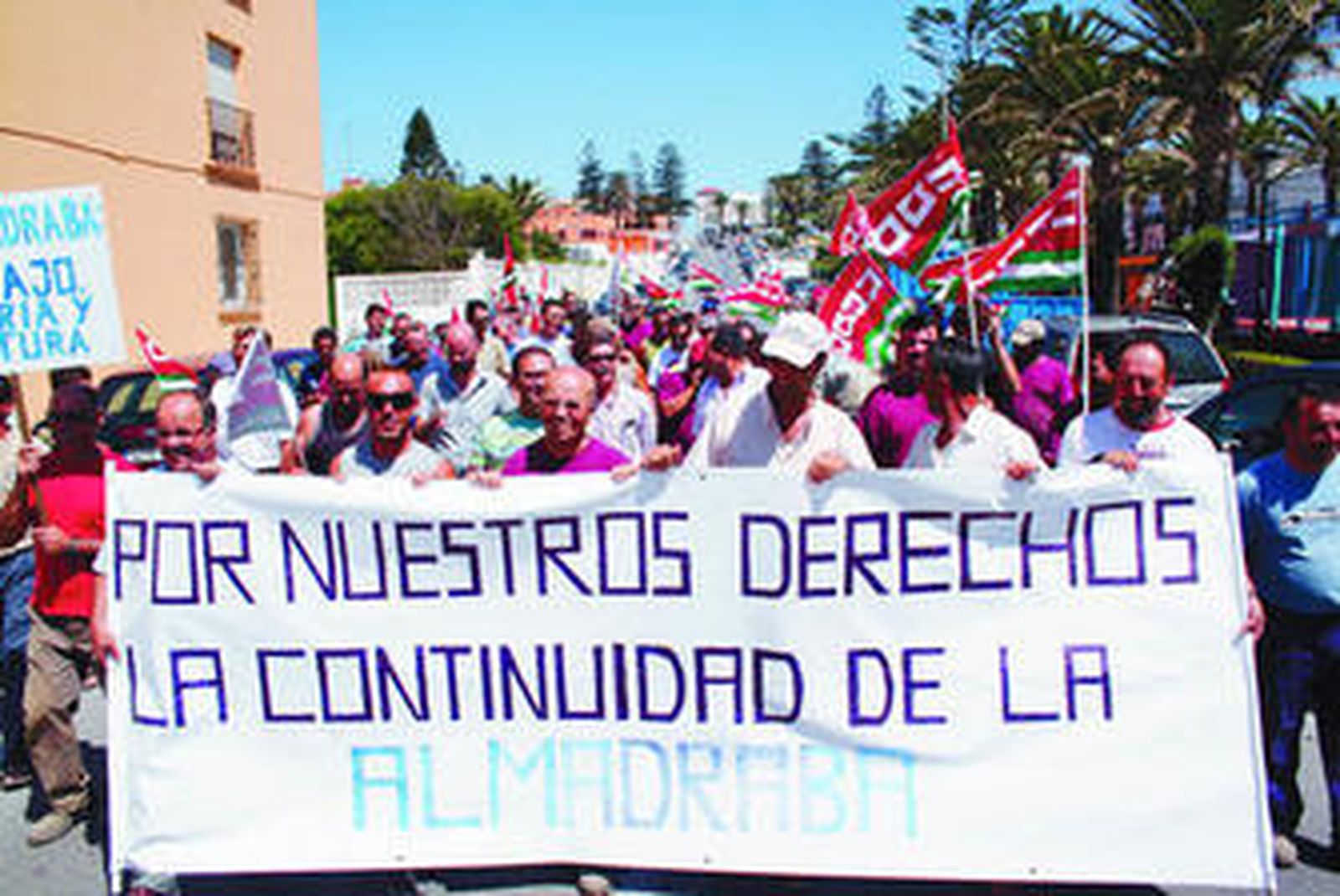 Decenas de almadraberos se dirigen al muelle pesquero en manifestación.