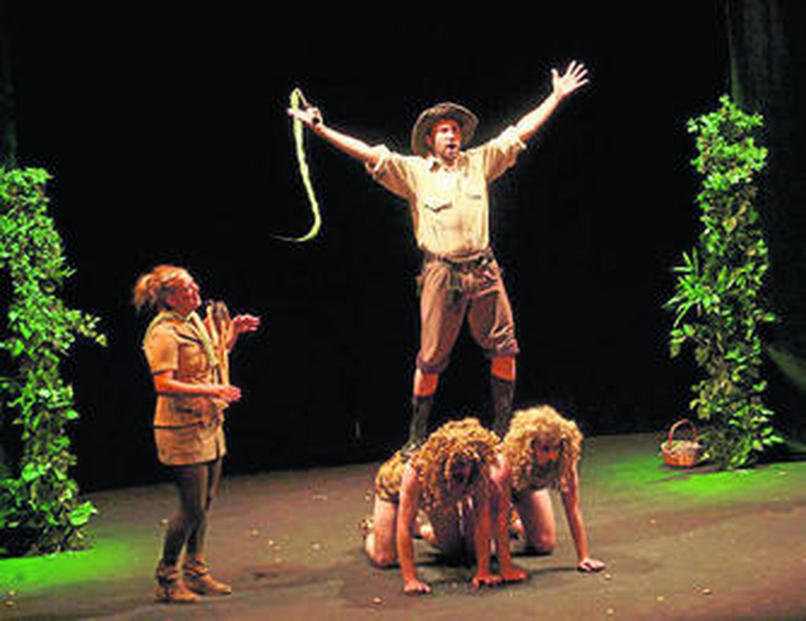 El domador sobre los dos leones de la jungla de 'Zoo'.