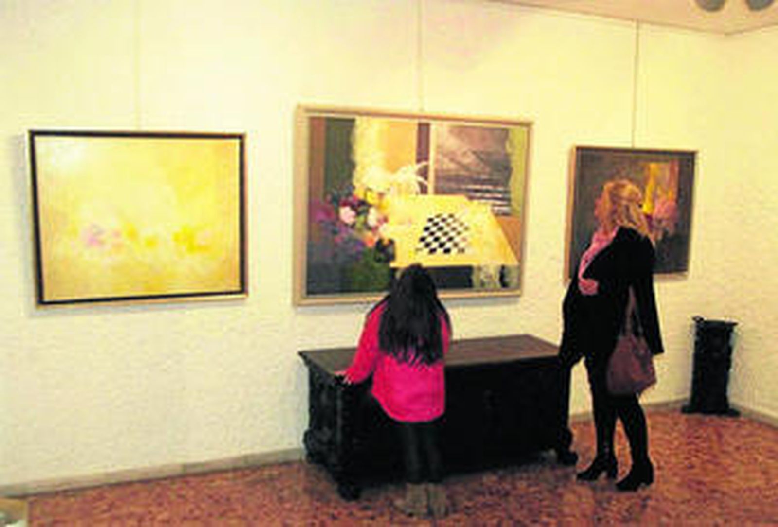 Tres de las obras que se exponen en la galería de Arte Argar.