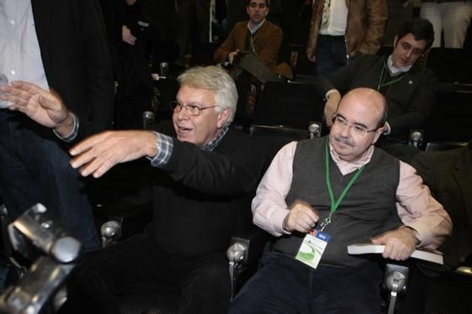 González, sentado junto a Gaspar Zarrías. / Juan Carlos Muñoz