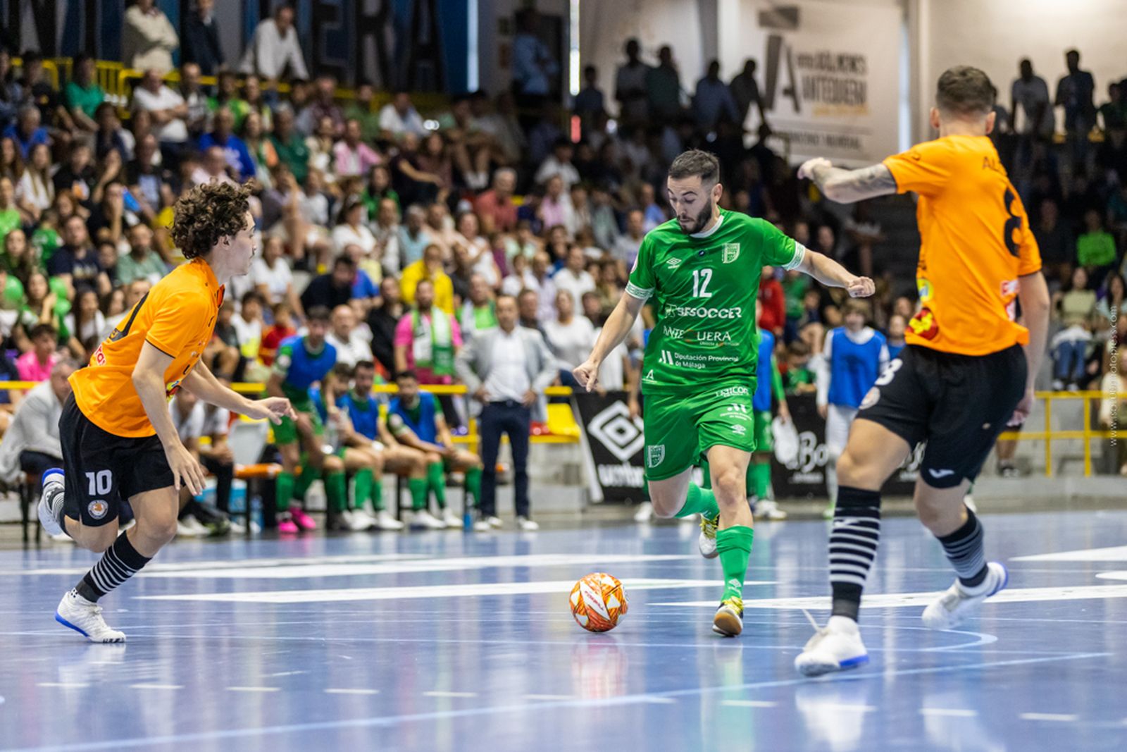 Fernando Cobarro chutando contra Ribera Navarra