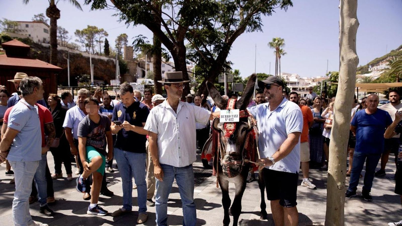 Arrieros y vecinos de Mijas se concentran en defensa de esta actividad
