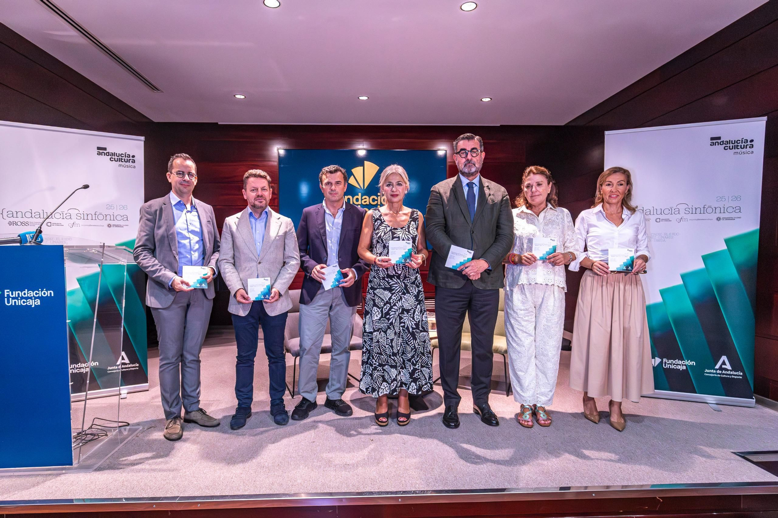 La presentación del ciclo Andalucía Sinfónica se ha realizado en la Fundación Unicaja de Cádiz.