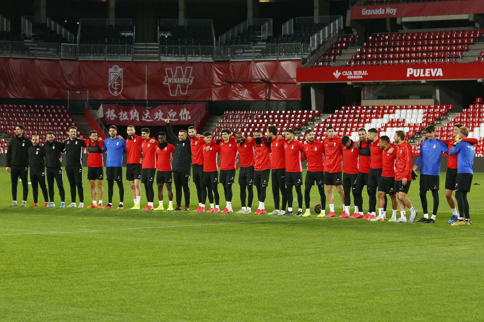 Fotos: la afición 'bendice' al Granada CF en Los Cármenes antes del partido de Copa