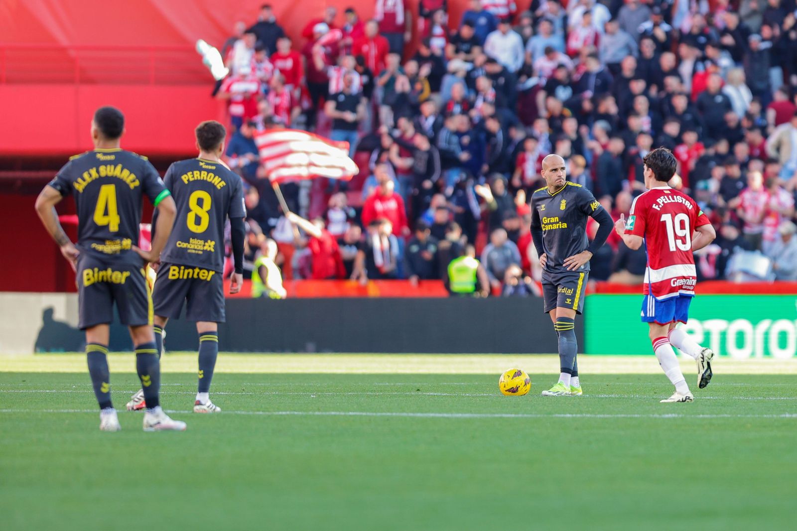 Aficionados presencian el Granada-Las Palmas