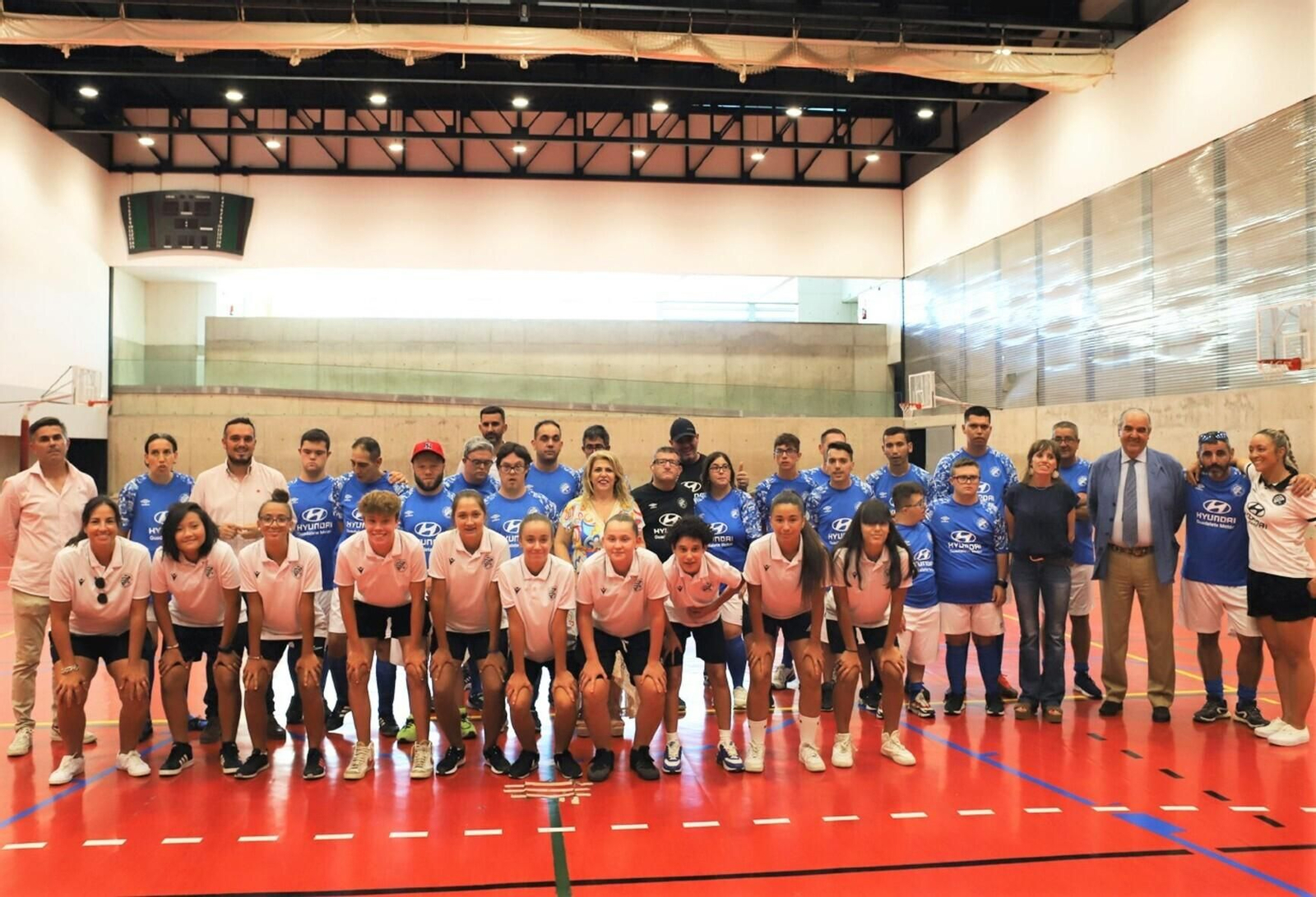 Foto de familia de todos los asistentes a la recepción en el Palacio de Deportes.