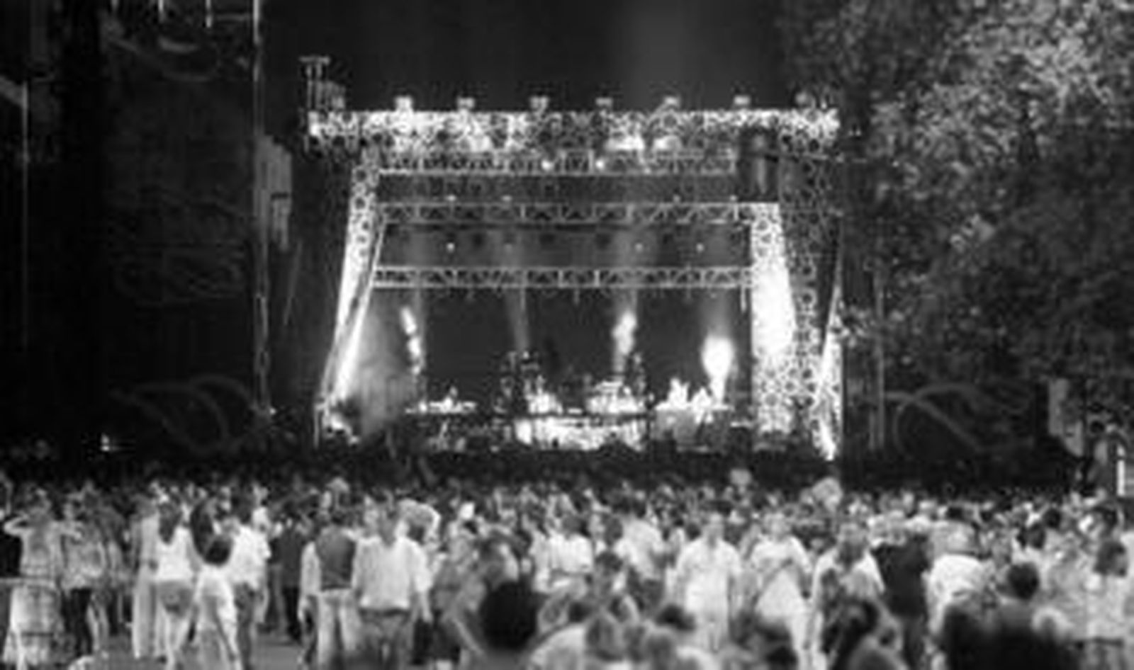 Una marea humana desborda la madrugada flamenca de Córdoba