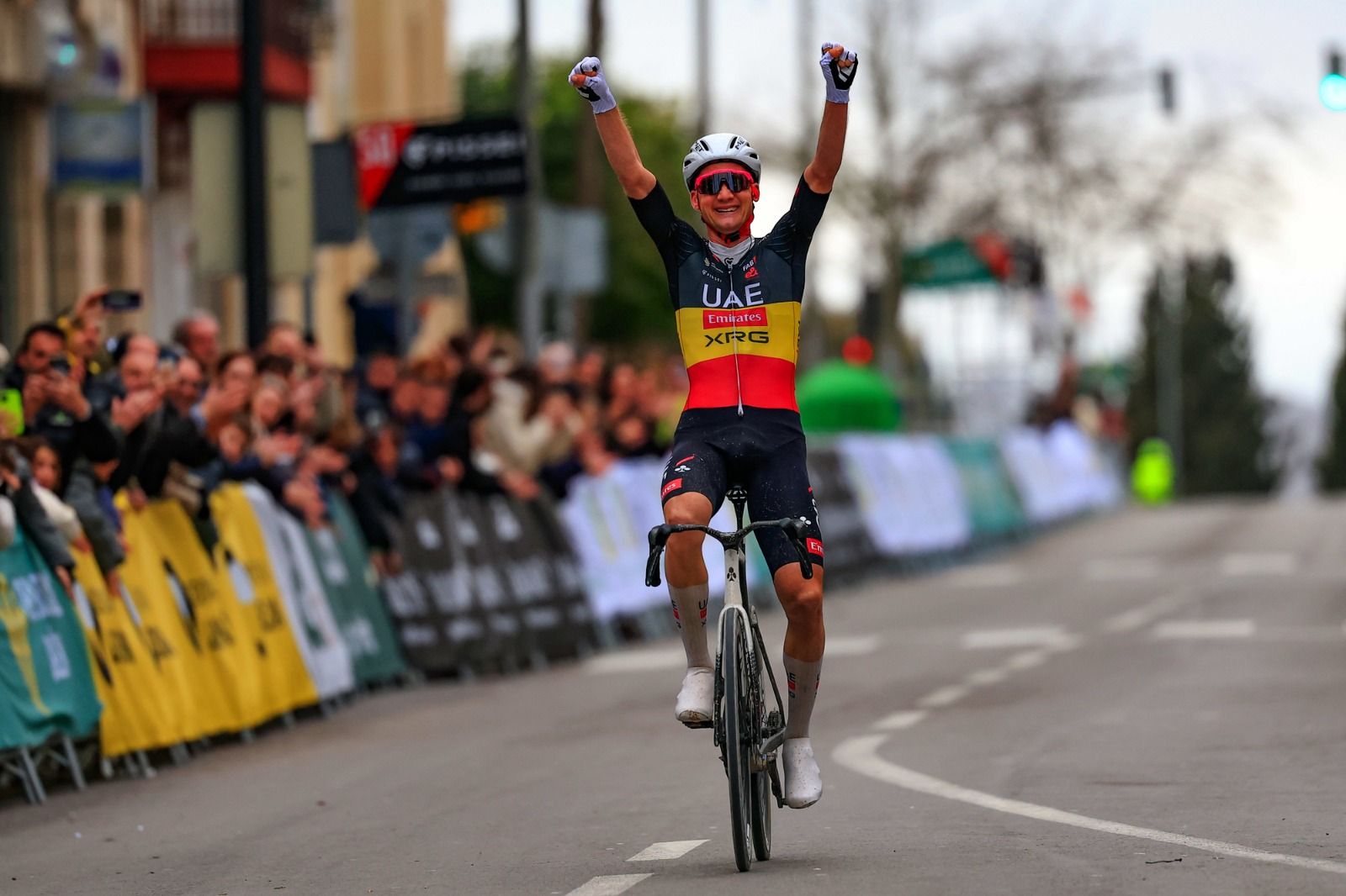 Wellens entra victorioso en la línea de meta de Úbeda.