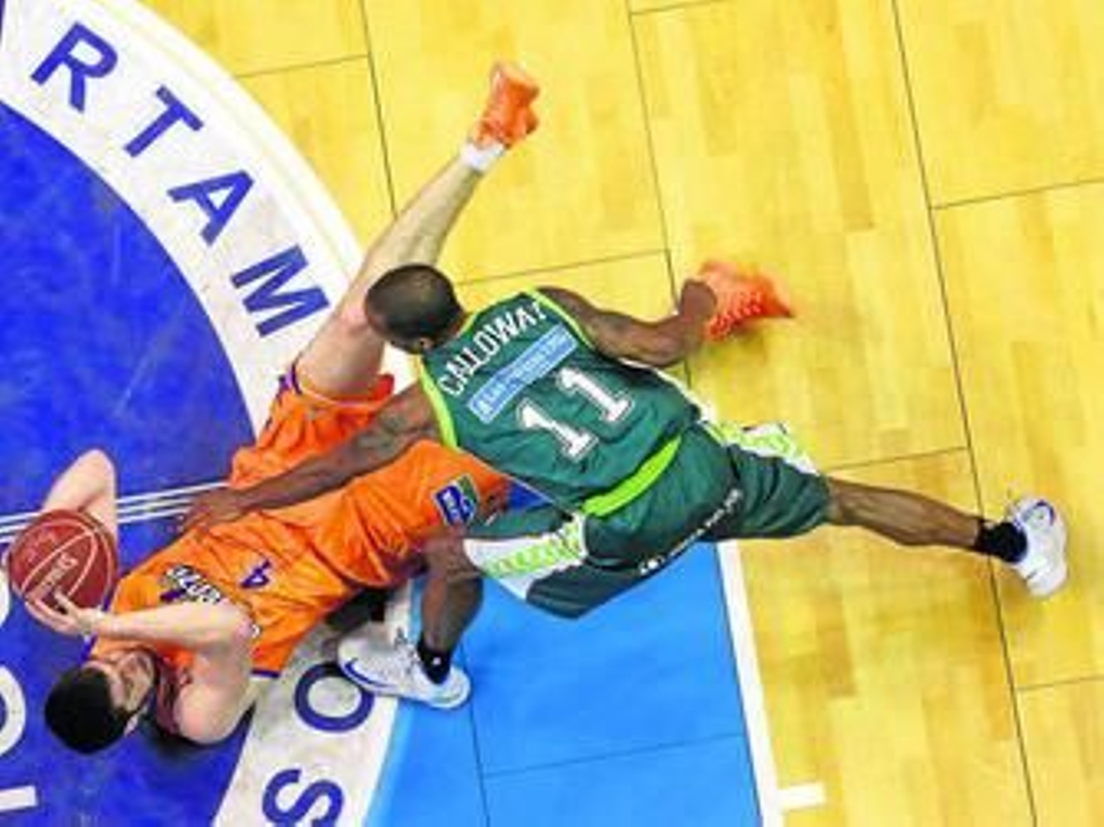 Earl Calloway pelea por un balón con Dubjlevic (Valencia).